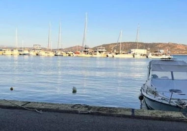 На косъм от трагедия: Български автомобил падна в морето на пристанище край Кавала