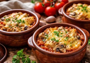 Пикантните пилешки гювечета са вкусно и лесно ястие което съчетава