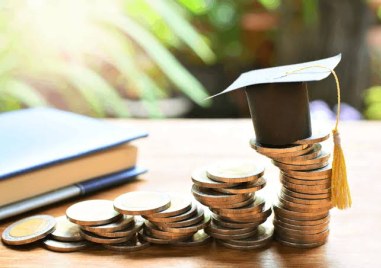 Великобритания издирва 3500 българи за непогасени студентски заеми