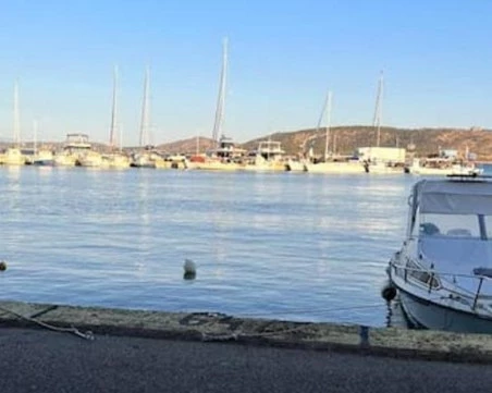 На косъм от трагедия: Български автомобил падна в морето на пристанище край Кавала