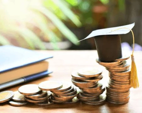 Великобритания издирва 3500 българи за непогасени студентски заеми