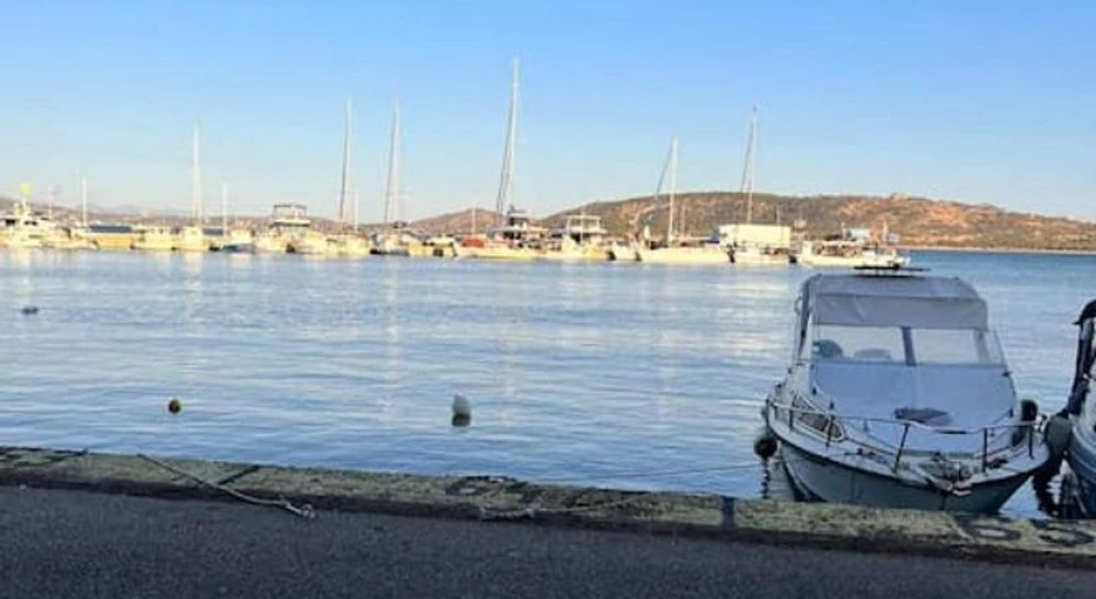 На косъм от трагедия: Български автомобил падна в морето на пристанище край Кавала