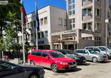 Пиян с белезници се въргаля пред Трето РУ след екшън в пловдивско казино, глобиха го