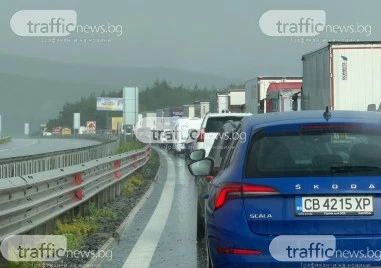 Шофьори изгубиха близо час в задръстване на автомагистрала Тракия в
