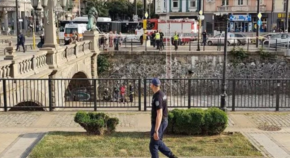 Трима бутнаха мъж от Лъвов мост, жертвата почина на място