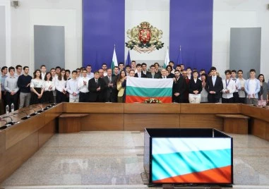 Премиерът Румен Радев връчи националния флаг на олимпийските отбори по природни науки