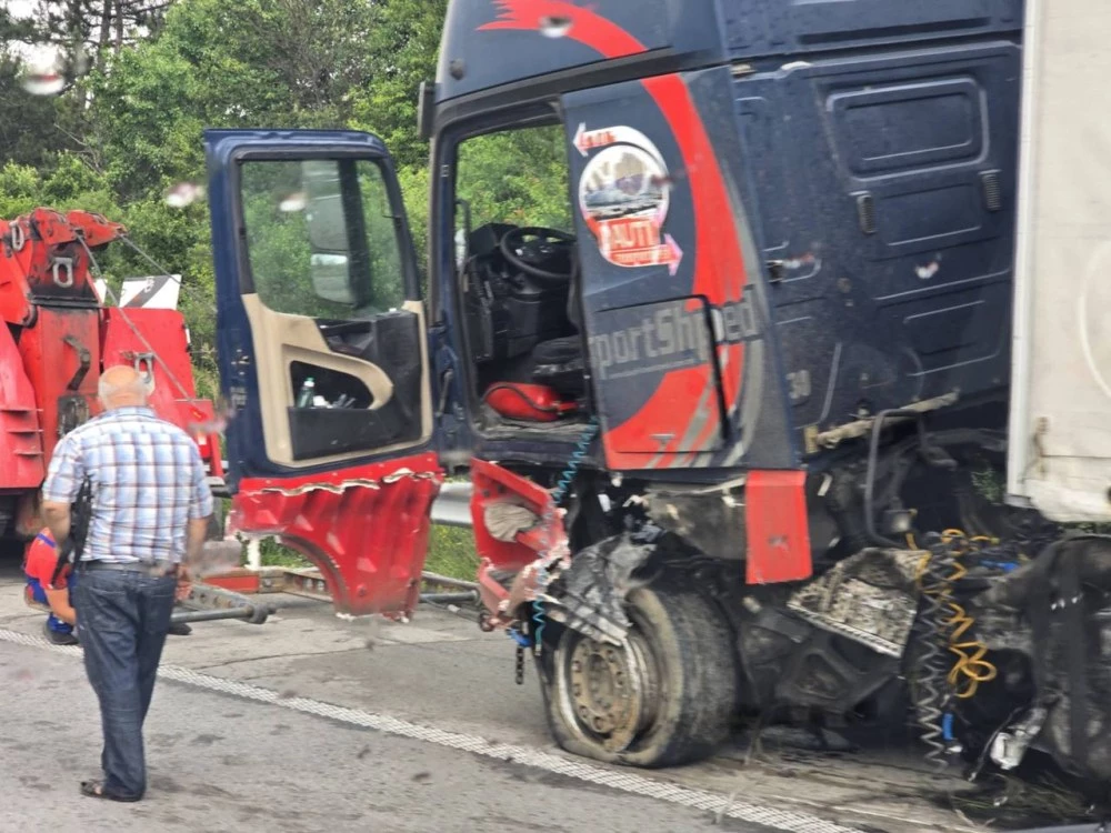 Две катастрофи една след друга блокираха АМ „Тракия” в района на тунела „Траянови врата”