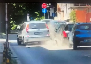 Пиян шофьор отнесе три паркирани коли, извади пистолет