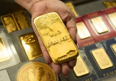 Цената на златото се понижи под границата от 4000 долара за