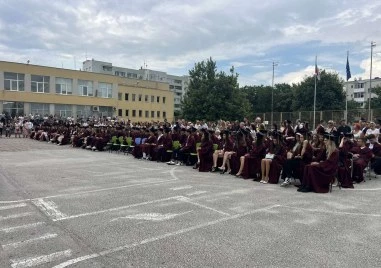 С пълни шестици и 100 точки на матурите: Математическата гимназия в Пловдив изпрати 53-ия си випуск