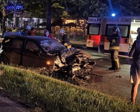 След тежка катастрофа в Русе: 18-годишен шофьор е в критично състояние