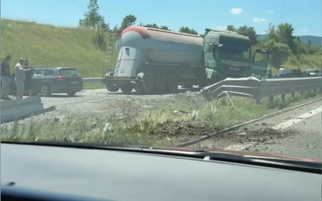 Камион скъса мантинелата на АМ Струма в района на Мало Бучино