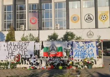 Славия скърби за малките ангелчета, стотици почетоха паметта им пред стадиона
