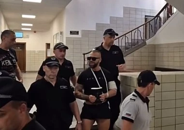 Тиктокърът Стоян Колев излиза под домашен арест, фенове обсадиха Съдебната палата в Пазарджик