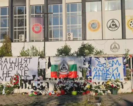 Славия скърби за малките ангелчета, стотици почетоха паметта им пред стадиона
