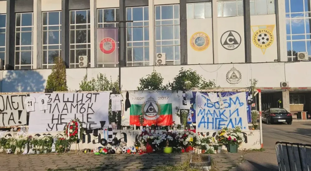 Славия скърби за малките ангелчета, стотици почетоха паметта им пред стадиона