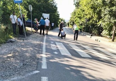 Шофьорът беше седнал отстрани Имаше кръв по ръцете Беше в