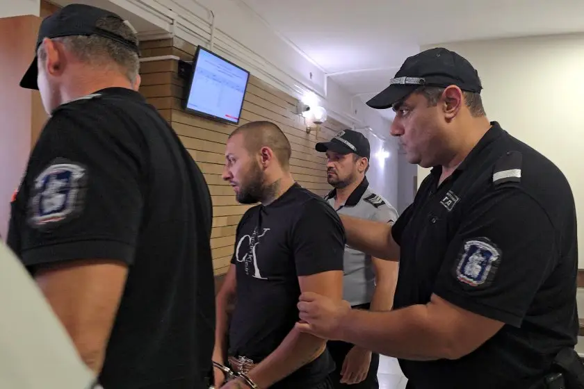 Оставиха в ареста обвиняемия за убийствата в Угърчин