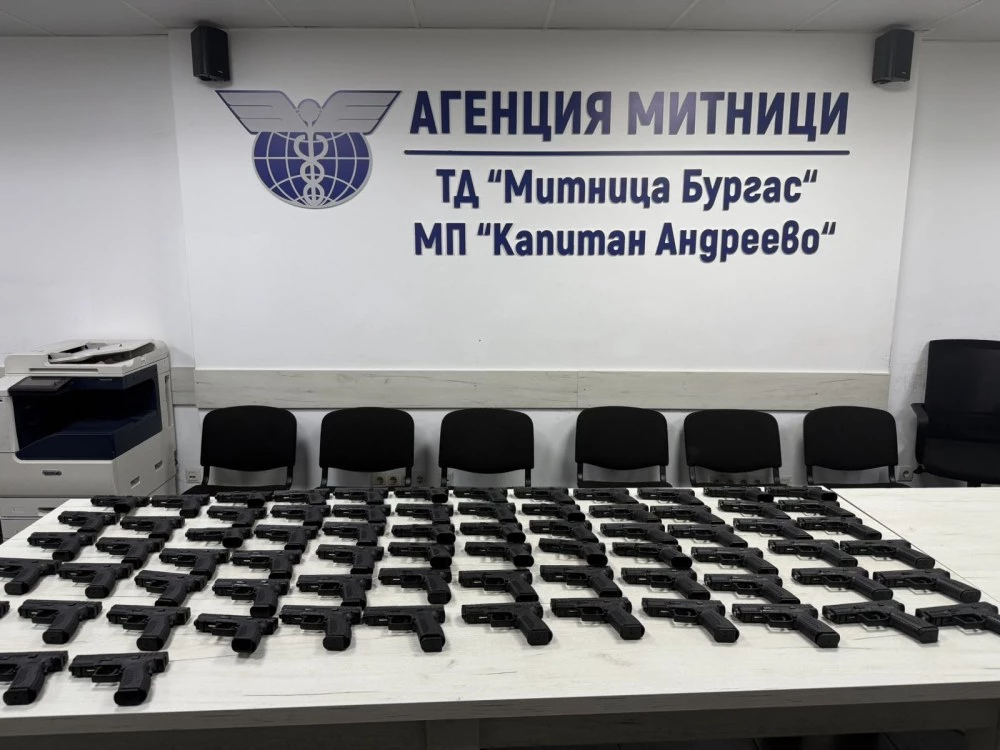 Откриха над 70 бойни пистолета в кола на Капитан Андреево