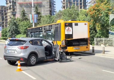 Джип се вряза в автобус в София