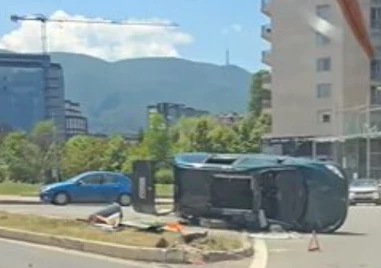 Кола се обърна при катастрофа в София, жена пострада