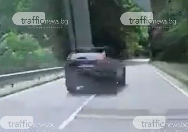 Поредно безумие на пътя! Опасен джигит изпреварва на Асеновград - Бачково