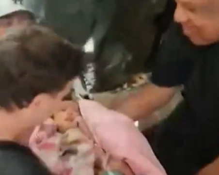 Чудо! Спасиха бебе прекарало над 32 часа под развалините след земетресението във Венецуела