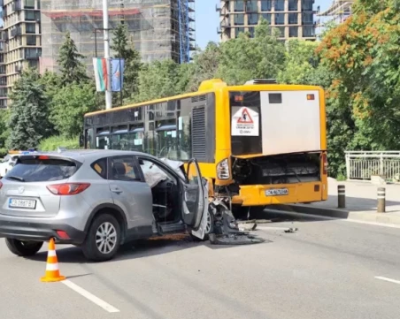 Джип се вряза в автобус в София
