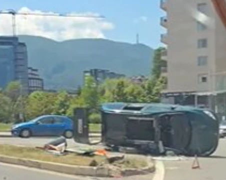 Кола се обърна при катастрофа в София, жена пострада