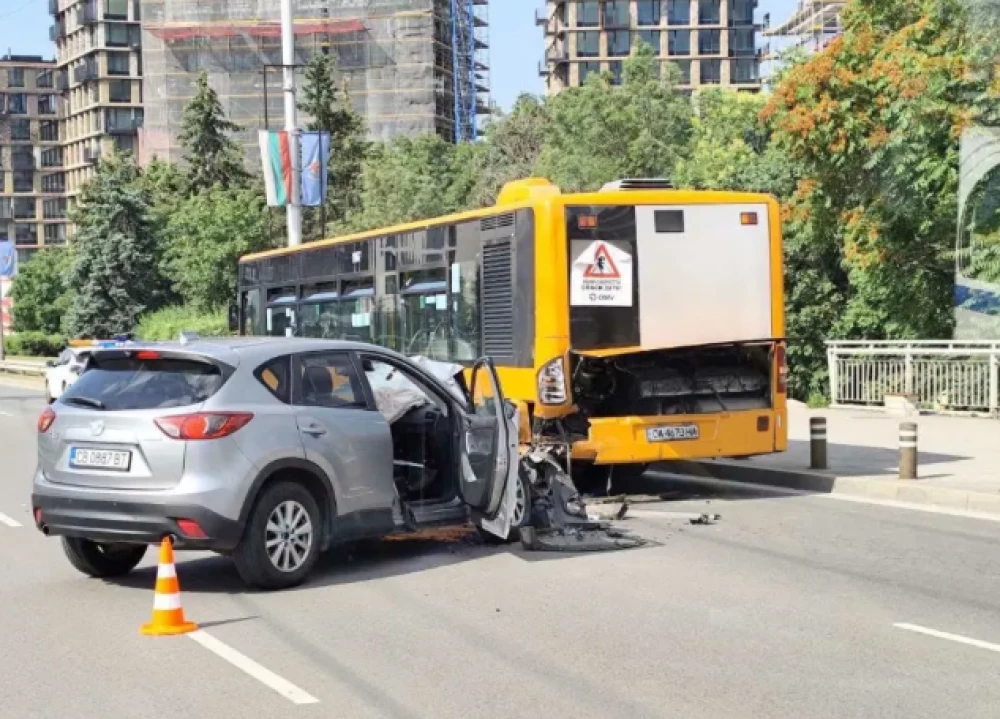 Джип се вряза в автобус в София