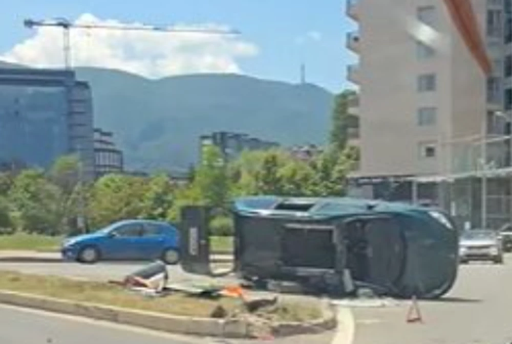 Кола се обърна при катастрофа в София, жена пострада