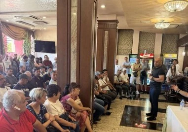 Кметът Костадин Димитров проведе среща с шофьори и служители от