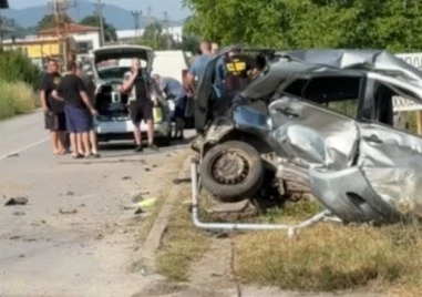 Два автомобила са се блъснали в района на Божурище съобщиха