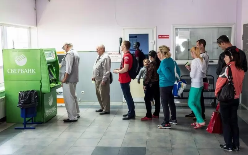 Руснаците масово теглят парите си от банките