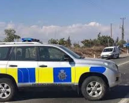 Две българчета починаха в заключен автомобил в Кипър, задържани са баща им и приятелката му