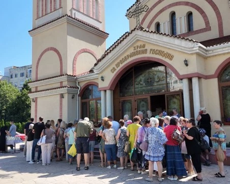 Курбан за здраве по случай Петровден събра миряни в храм „Свето Преображение Господне