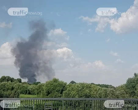 Пожар гори край Пловдив, черният пушек се вижда в целия град