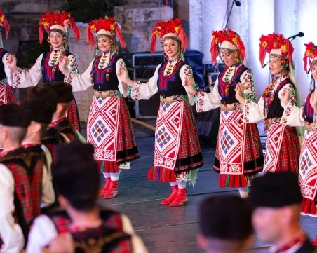 Шест танцови трупи забавляват Пловдив на Международния фолклорен фестивал