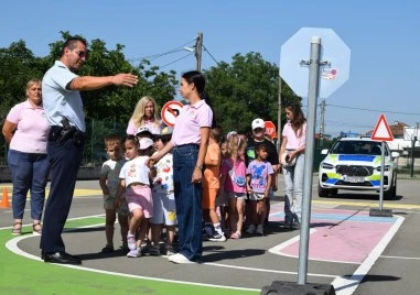 Учениците от СУ Васил Левски и възпитаниците на ДГ Мечта