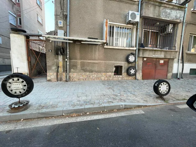 Вулканизатор блокира паркоместа в центъра на Пловдив, граждани се съмняват в законността на знаците