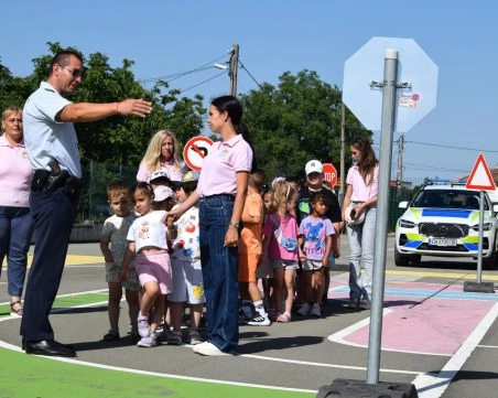 Полицаи обясниха на деца от Маноле за безопасността на улицата през лятото