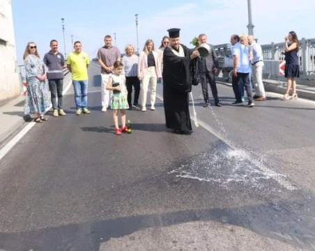 След две години ремонт: Пуснаха двупосочното движение по Дунав мост