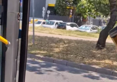 Автобус от градския транспорт се движи с отворена вратара заради липса на климатик