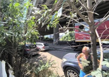 Куриоз: Шофьор паркира до жп релси в Пловдив, едва не предизвика тежка катастрофа