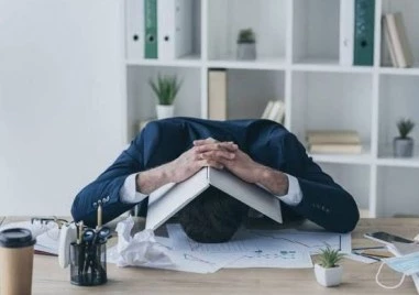 Работещи, но бедни: Защо мъжете са по-застрашени от недоимък в активни години, а жените - когато остареят сами?