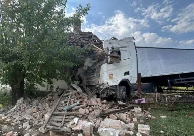 Тир скъса мантинела и се вряза в къща в село Липен