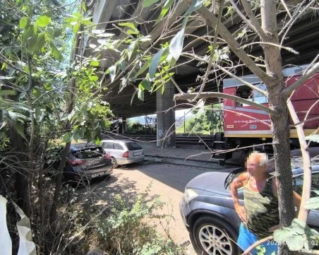 Куриоз: Шофьор паркира до жп релси в Пловдив, едва не предизвика тежка катастрофа
