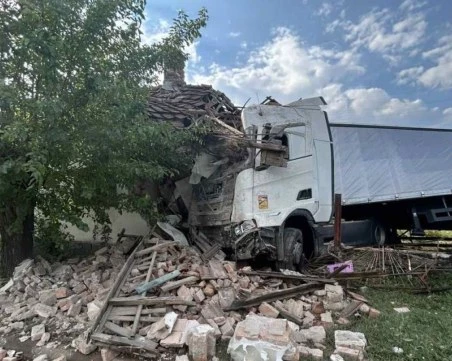 Тир скъса мантинела и се вряза в къща в село Липен
