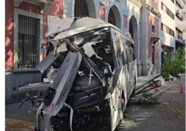 Автобус се вряза в сграда в Испания, 44 души са ранени
