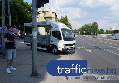 Шофьор на камион извършващ доставки на хранителни магазини със сериозно